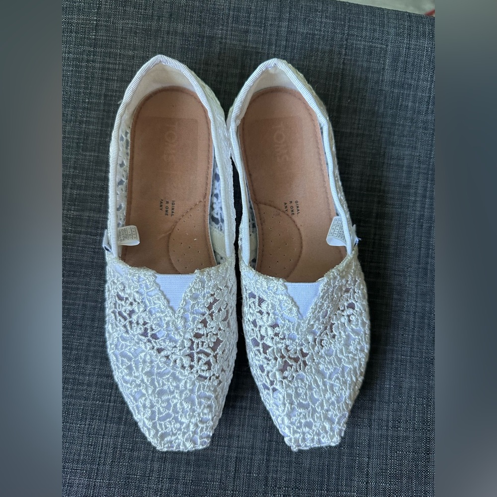 Toms ivory colored lace shoes (size 6)